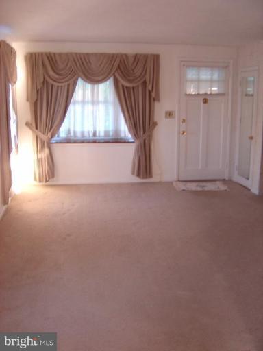 2000 Jasmine Road Dundalk, MD 21222 - Photo 7 of 17 Living Room