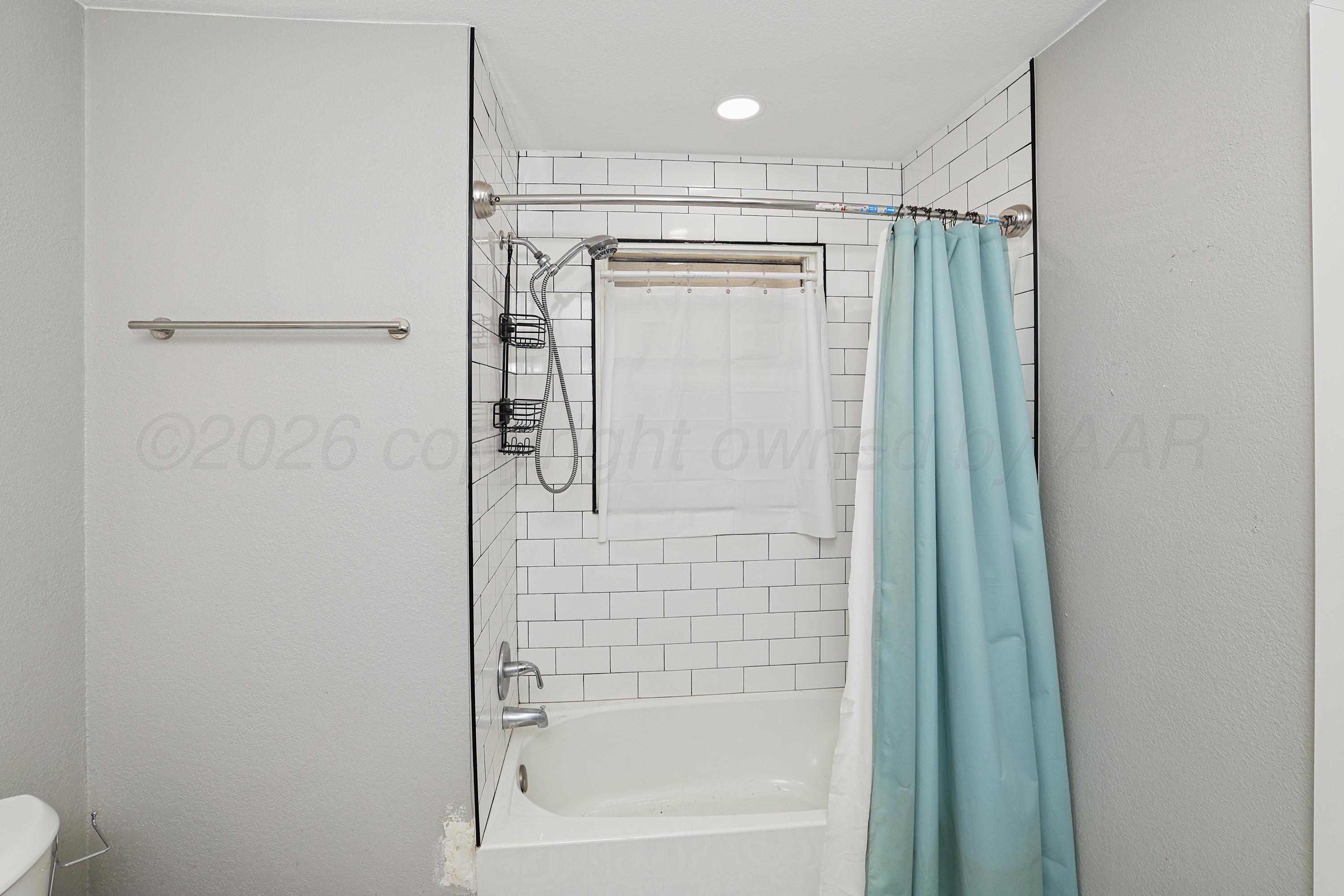 4304 South Bonham Street Amarillo, TX 79110 - Photo 16 of 22 16-Bathroom Shower