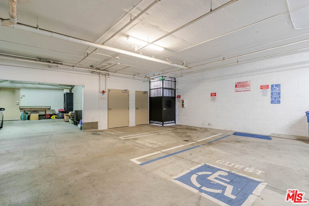 5521 Kester Avenue, Unit 7 Sherman Oaks, CA 91411 - Photo 20 of 45 a view of an empty room