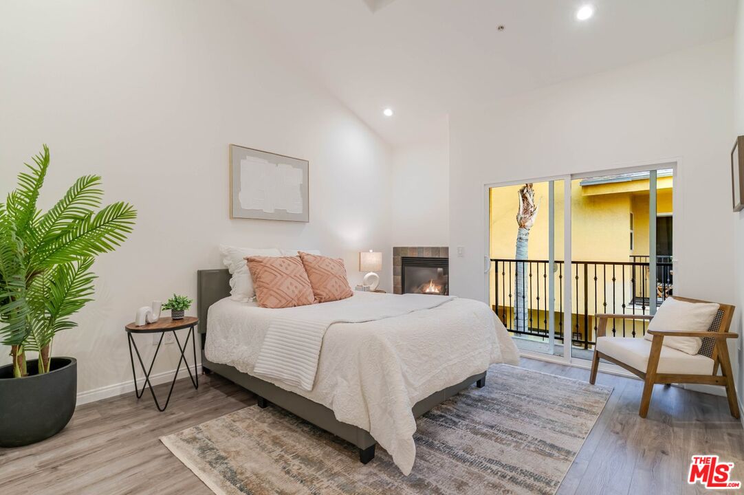 5521 Kester Avenue, Unit 7 Sherman Oaks, CA 91411 - Photo 26 of 45 a bedroom with a bed and a potted plant