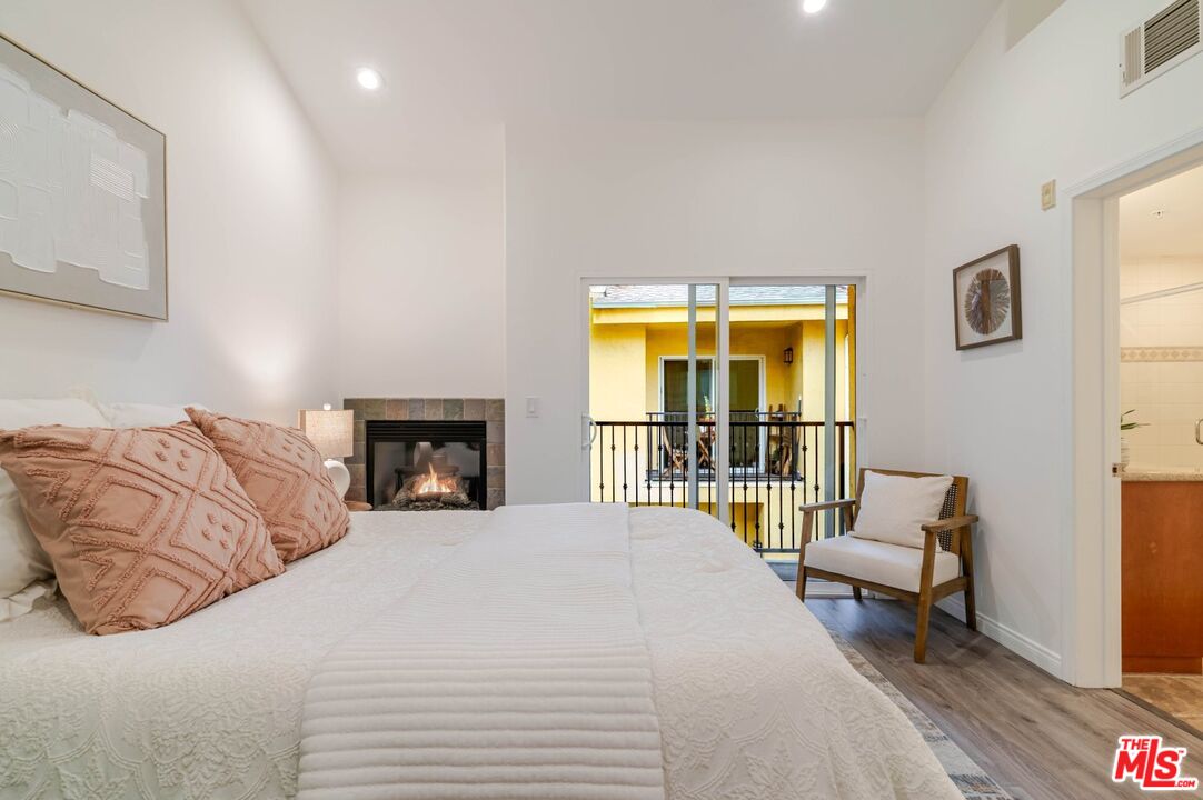 5521 Kester Avenue, Unit 7 Sherman Oaks, CA 91411 - Photo 28 of 45 a bedroom with a bed and a window