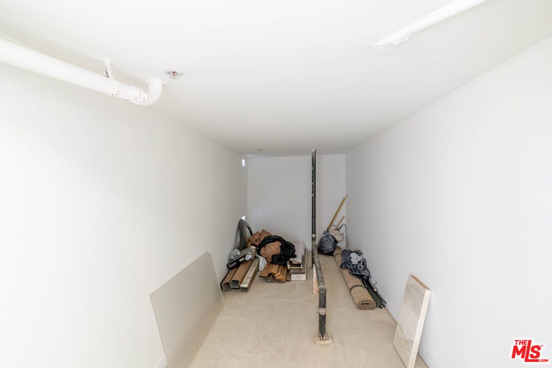 5521 Kester Avenue, Unit 7 Sherman Oaks, CA 91411 - Photo 35 of 45 a view of a room with gym equipment