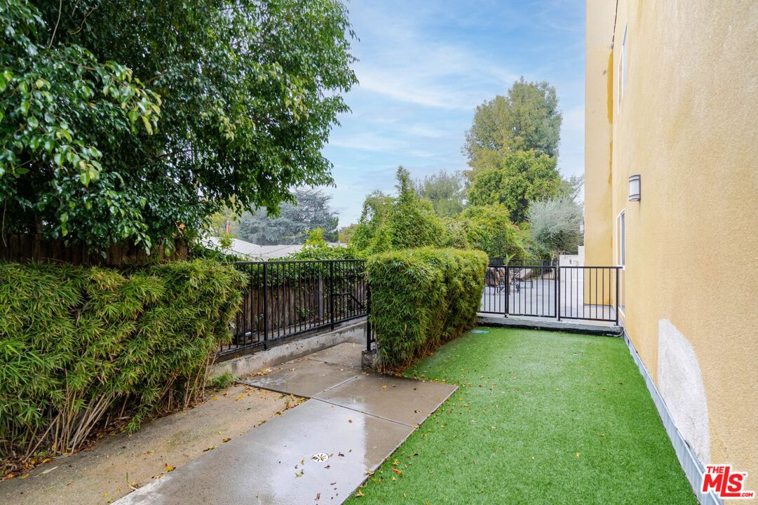 5521 Kester Avenue, Unit 7 Sherman Oaks, CA 91411 - Photo 41 of 45 a view of a back yard
