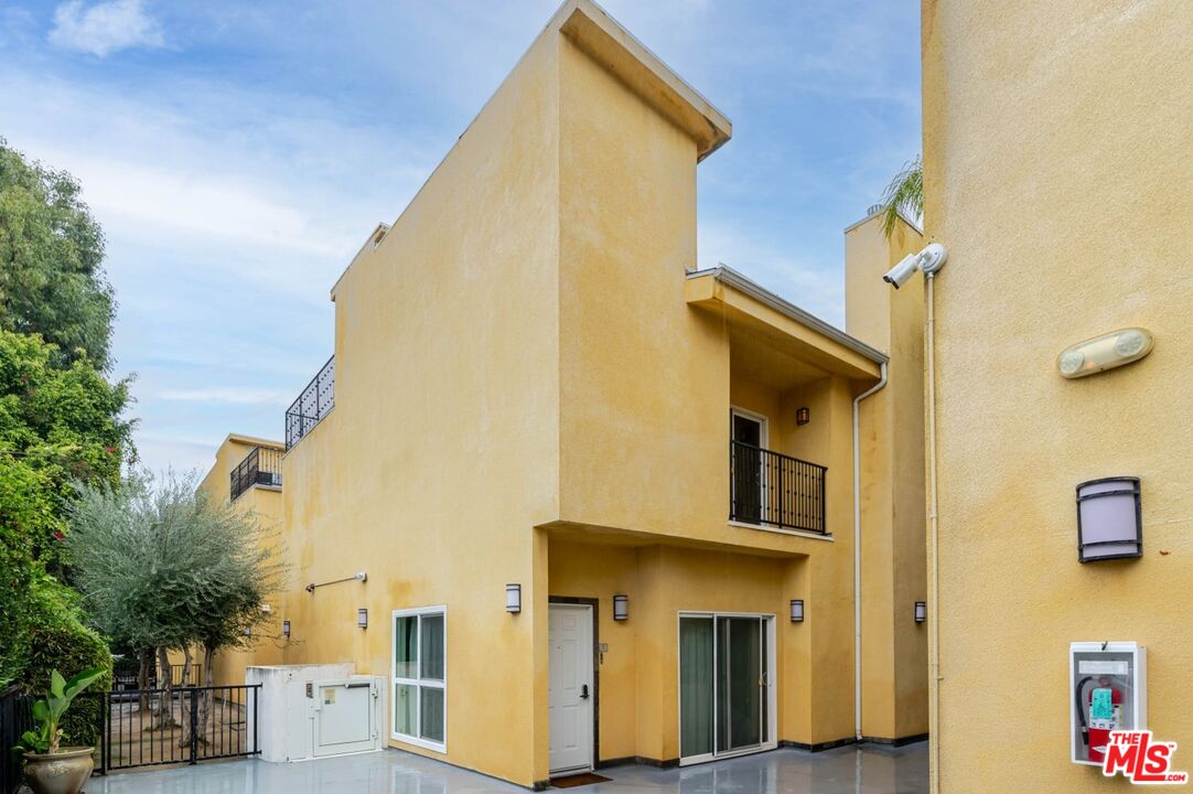 5521 Kester Avenue, Unit 7 Sherman Oaks, CA 91411 - Photo 42 of 45 a view of a house with a iron stairs