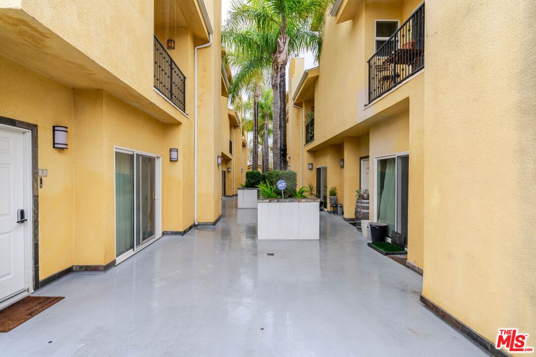 5521 Kester Avenue, Unit 7 Sherman Oaks, CA 91411 - Photo 43 of 45
