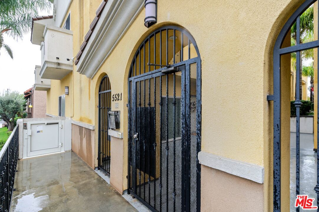 5521 Kester Avenue, Unit 7 Sherman Oaks, CA 91411 - Photo 44 of 45 a view of an entryway with a livingroom