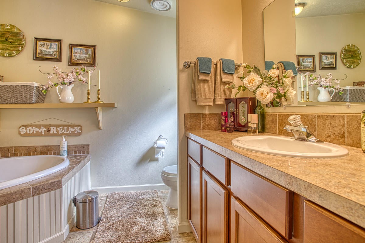 55915 Blue Eagle Road Bend, OR 97707 - Photo 31 of 31 Master Bathroom