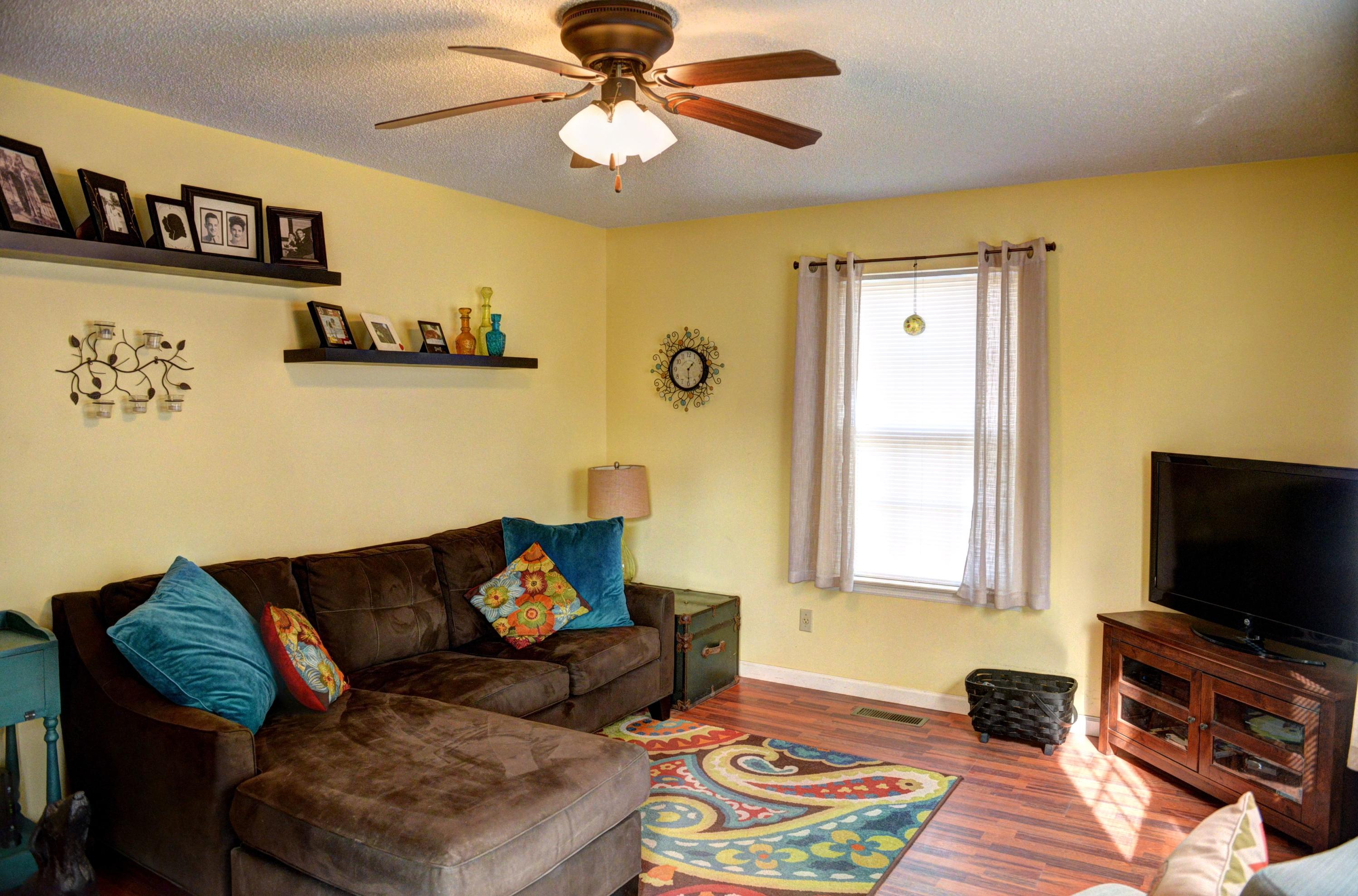 111 Williams Street Spring City, TN 37381 - Photo 4 of 17 4-111 Williams St Living 2