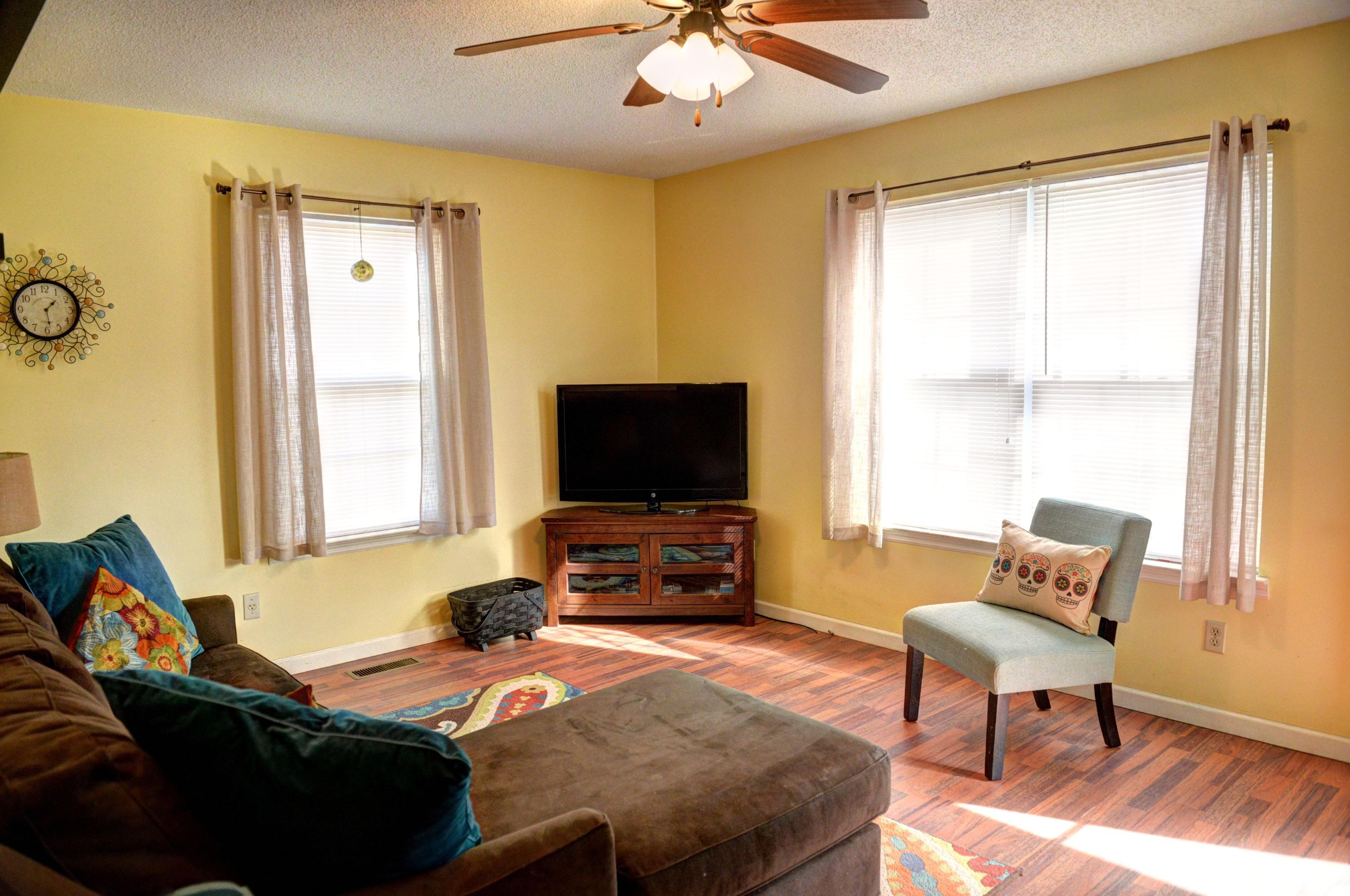 111 Williams Street Spring City, TN 37381 - Photo 6 of 17 6-111 Williams St Living