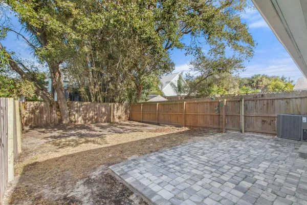 a view of a backyard
