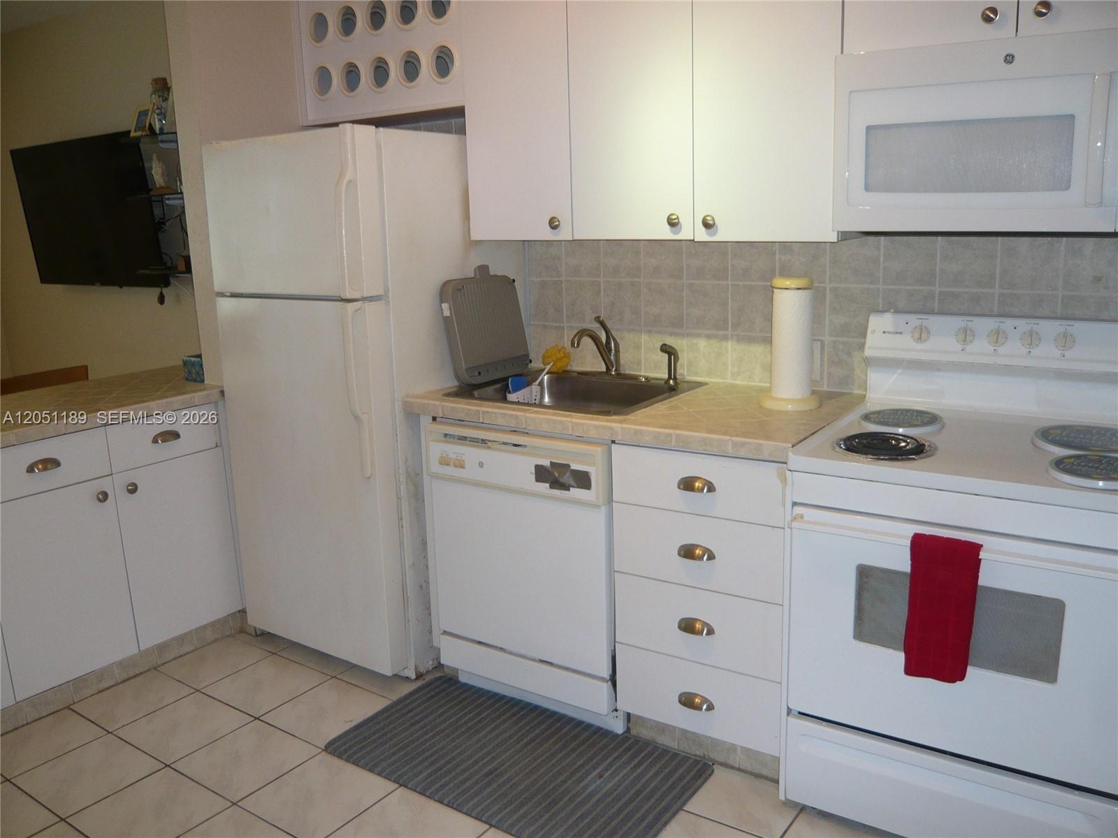 3300 North Surf Road, Unit 9A Hollywood, FL 33019 - Photo 9 of 16 AMENITIES