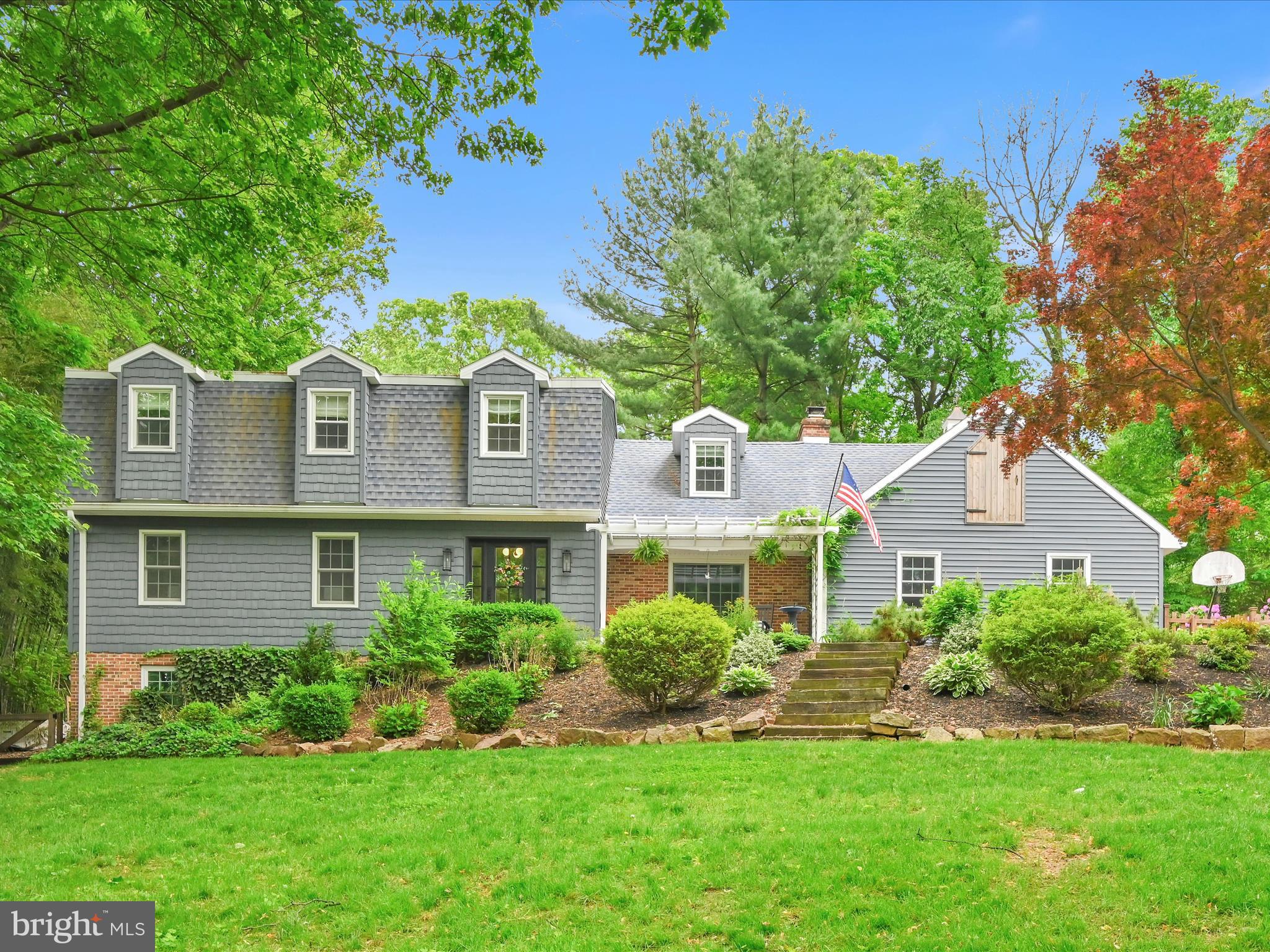 Lots of Curb Appeal in a Beautiful Neighborhood!