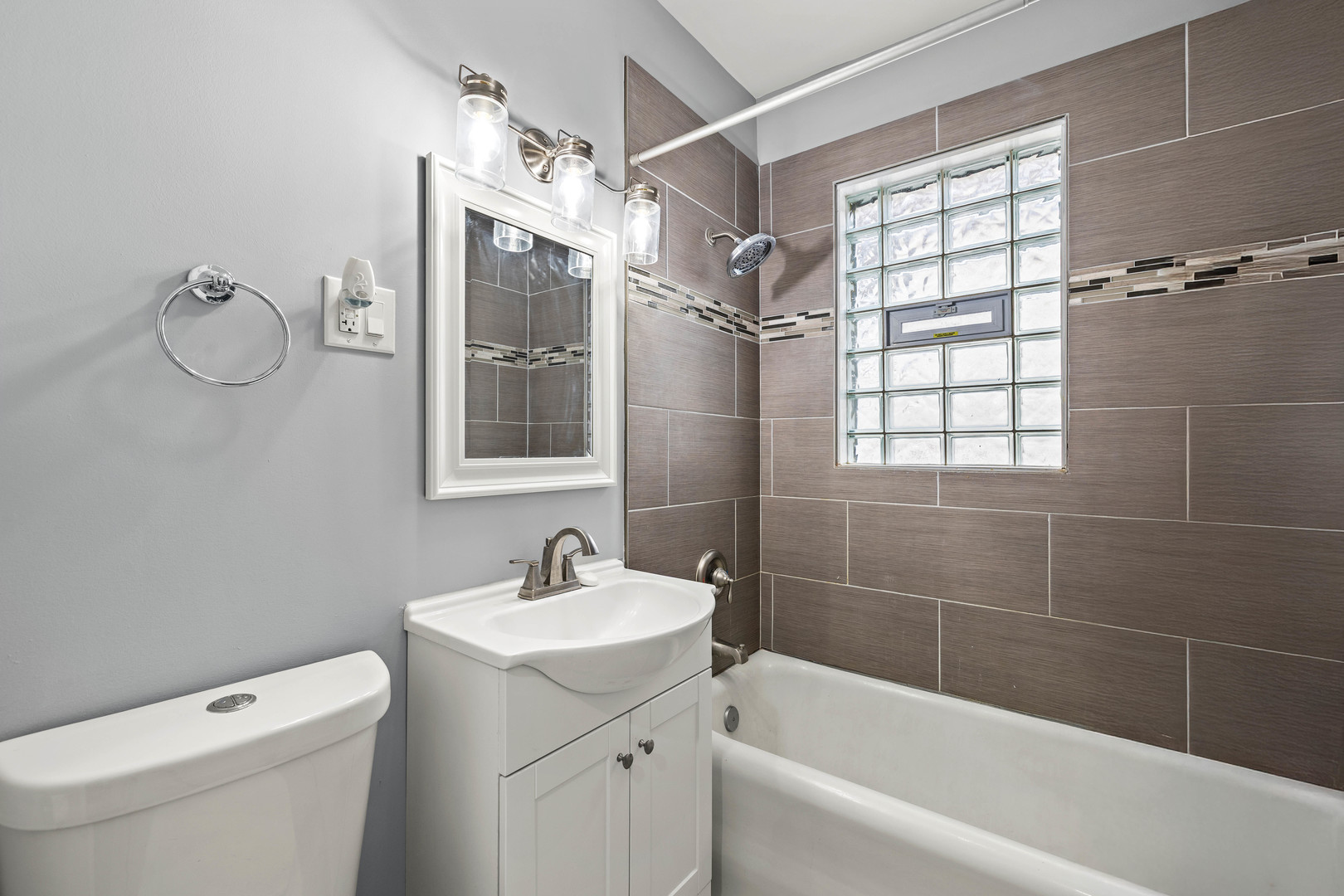 7535 West 61st Street Summit Argo, IL 60501 - Photo 15 of 28 a bath room with a toilet a sink and a bath tub