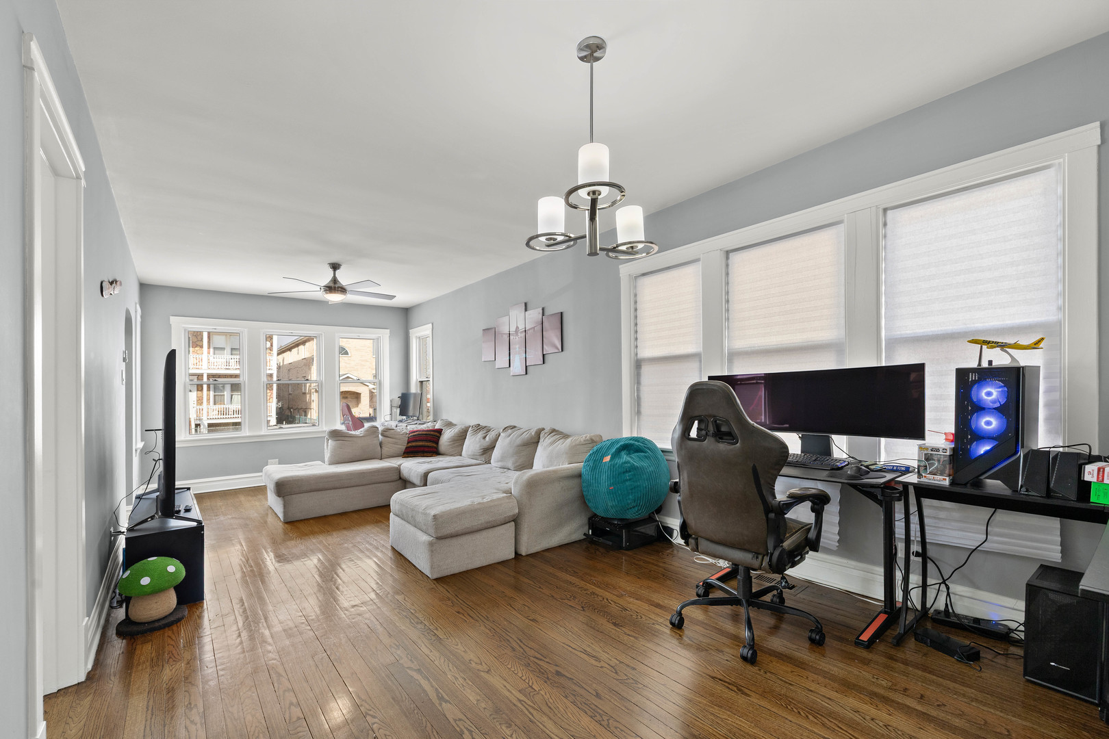 7535 West 61st Street Summit Argo, IL 60501 - Photo 7 of 28 a view of a livingroom with workspace and a couch