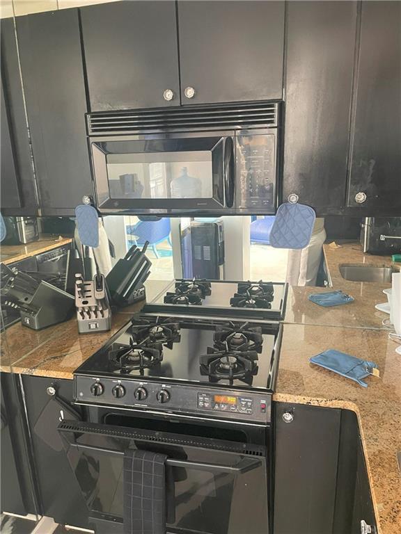 620 Peachtree Street Northeast, Unit 901 Atlanta, GA 30308 - Photo 14 of 19 a stove top oven sitting inside of a kitchen