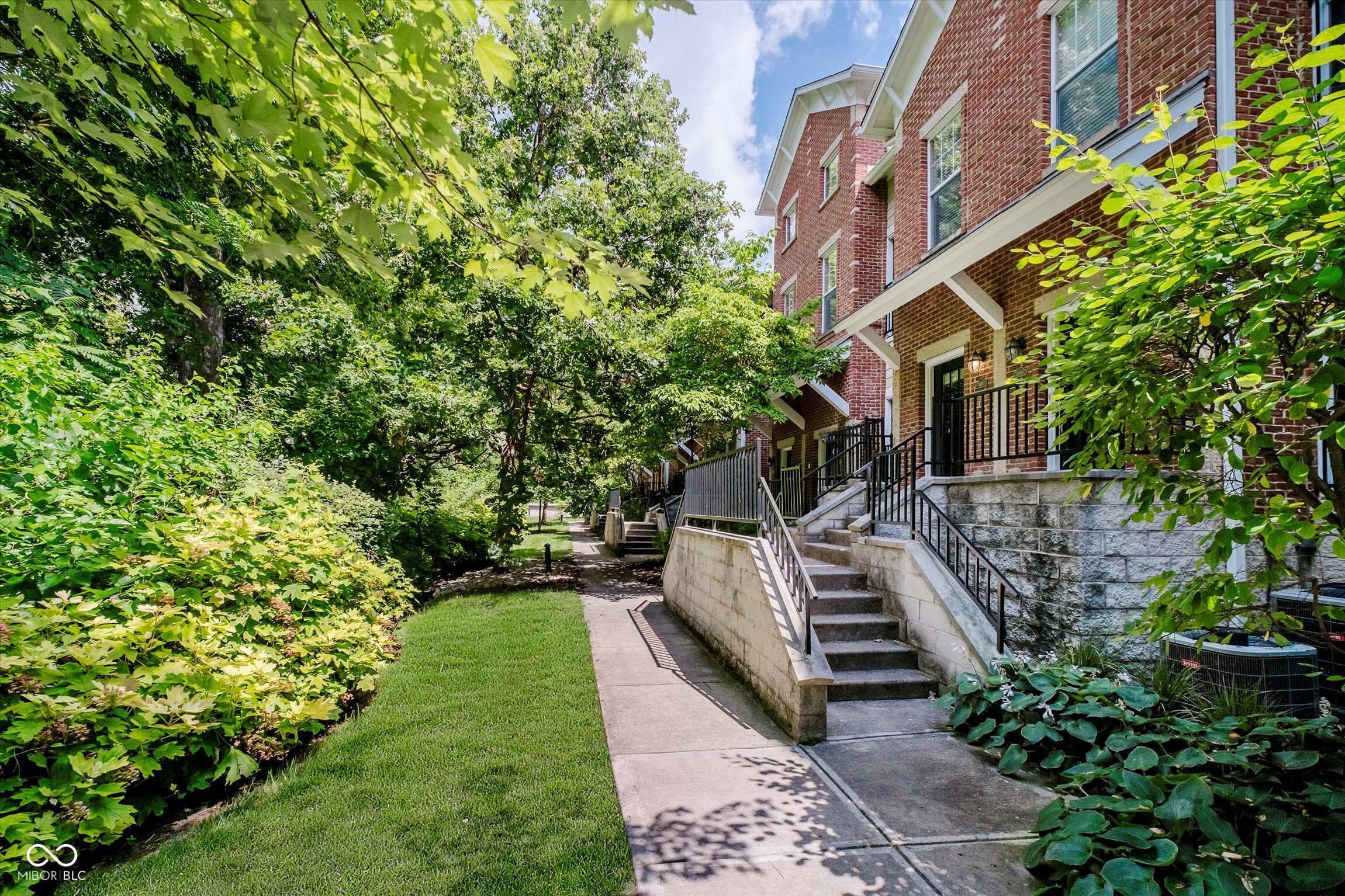 1018 Reserve Way Indianapolis, IN 46220 - Photo 4 of 31