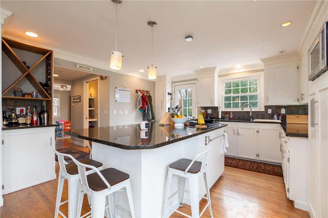8 Curtis Road Bristol, RI 02809 - Photo 14 of 50 Center island seats four