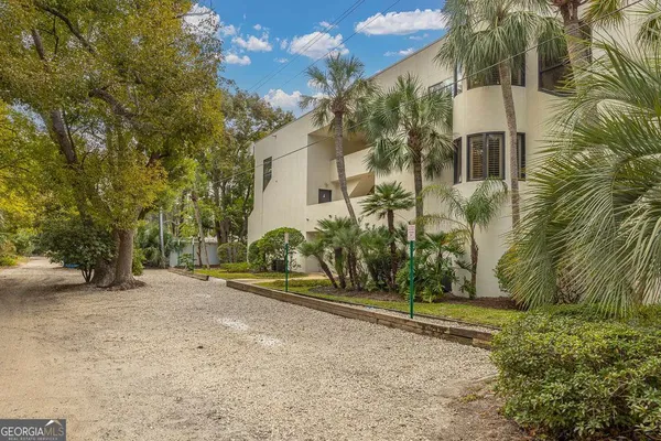 a view of a backyard