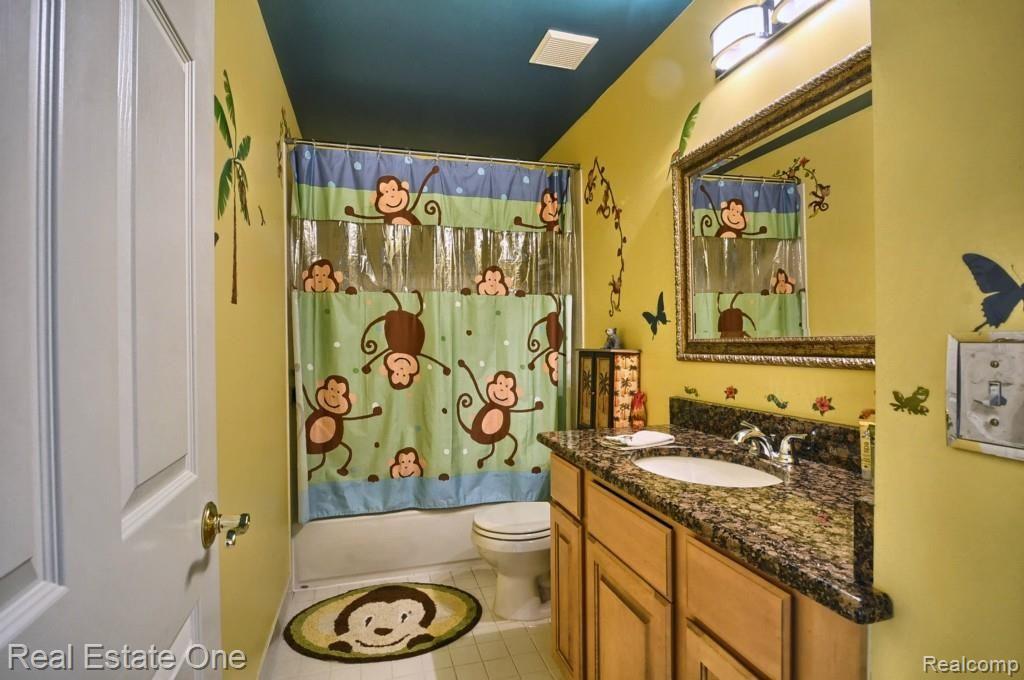 3741 Inverness Drive Rochester, MI 48306 - Photo 32 of 40 Bathroom.jpg