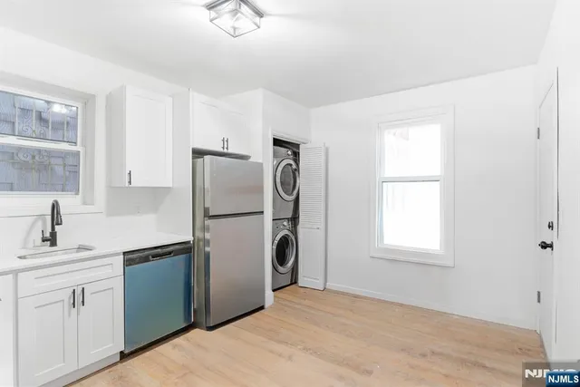 a view of empty room with ceiling fan