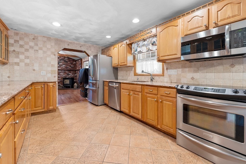 10 Bradford Road Hudson, MA 01749 - Photo 11 of 37 Gallery Image 11