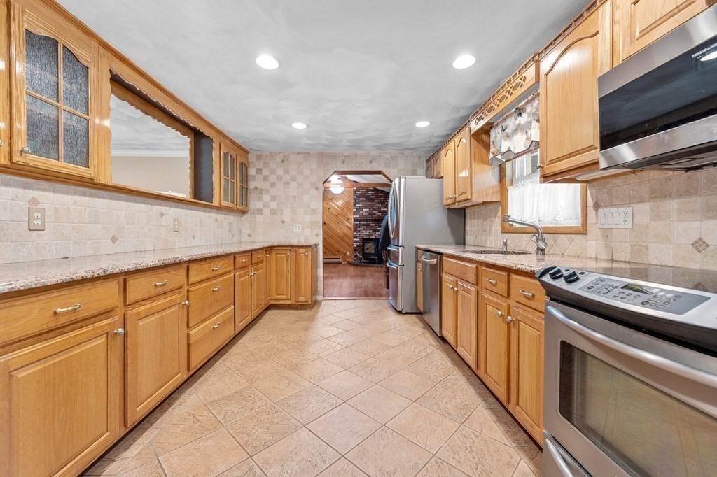 10 Bradford Road Hudson, MA 01749 - Photo 12 of 37 Gallery Image 12