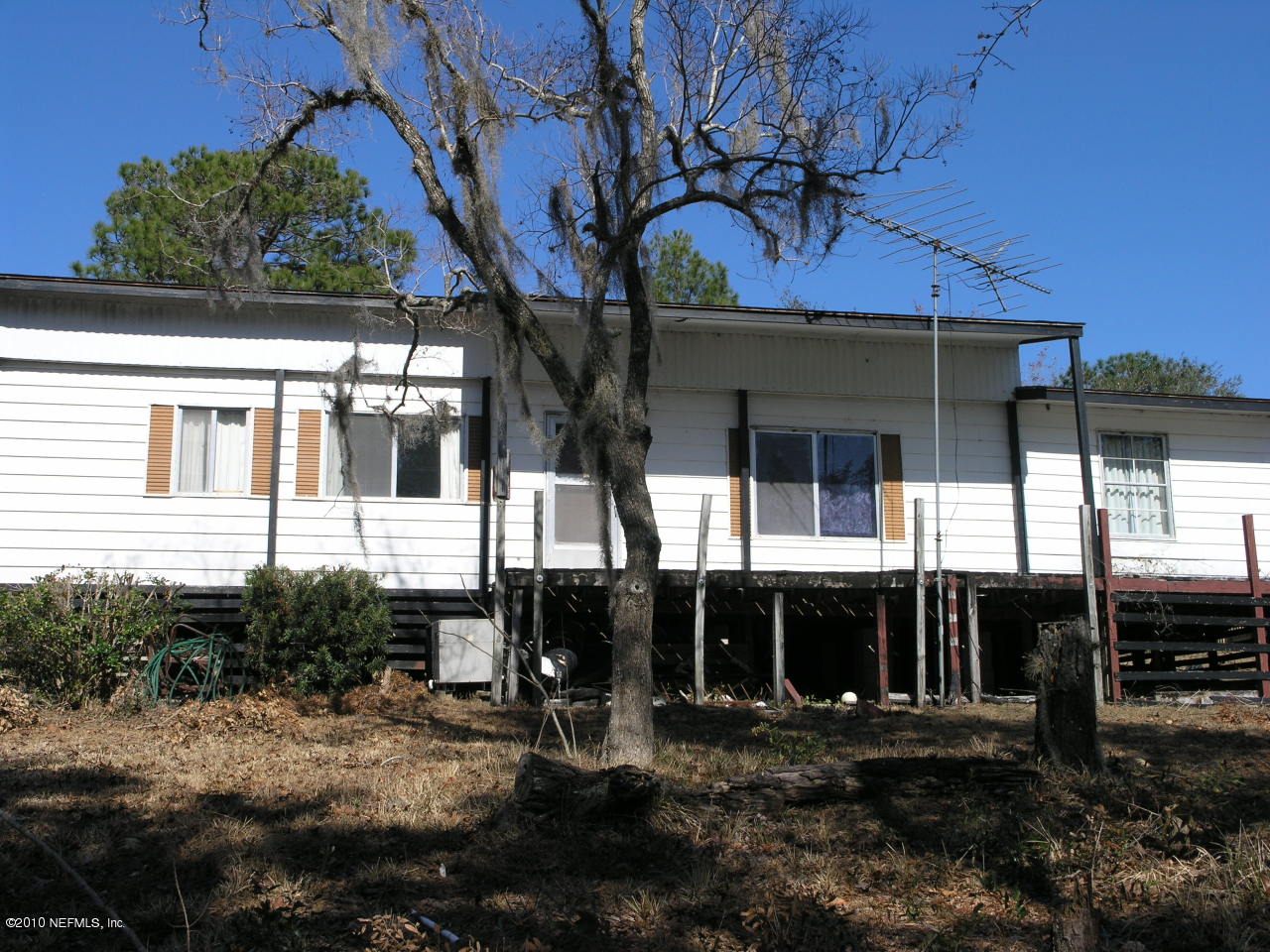 6786 Deer Springs Road Keystone Heights, FL 32656 - Photo 2 of 6 a front view of a house with balcony