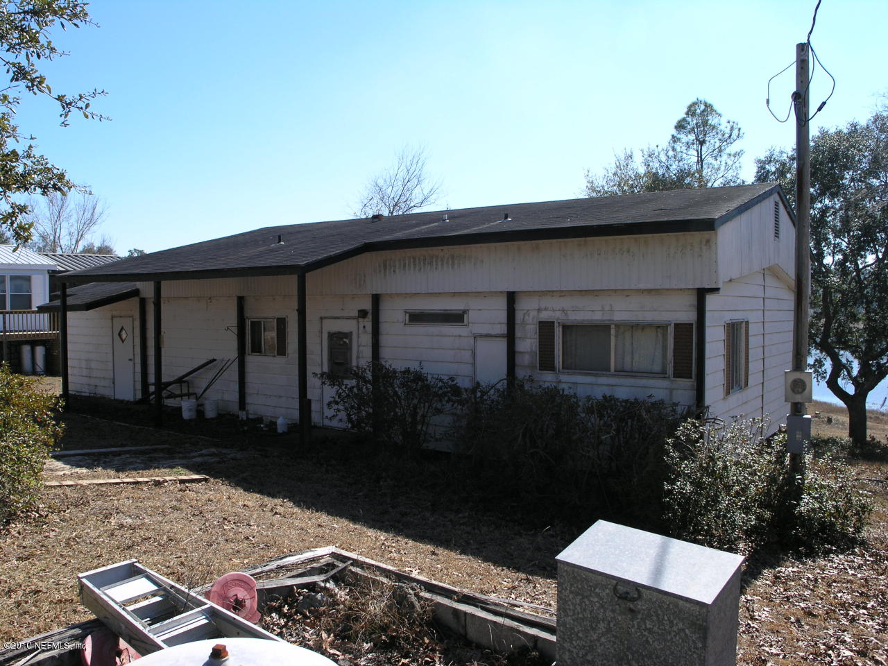 6786 Deer Springs Road Keystone Heights, FL 32656 - Photo 4 of 6 a front view of a house with garden