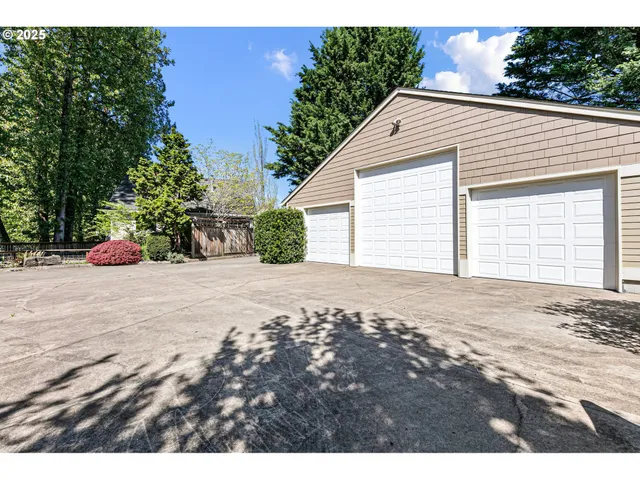 $725,000 | 4385 Berry Lane, Eugene, OR 97404