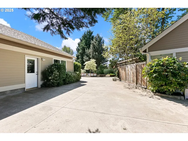 $725,000 | 4385 Berry Lane, Eugene, OR 97404