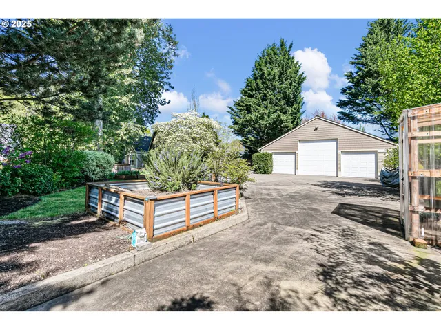 $725,000 | 4385 Berry Lane, Eugene, OR 97404