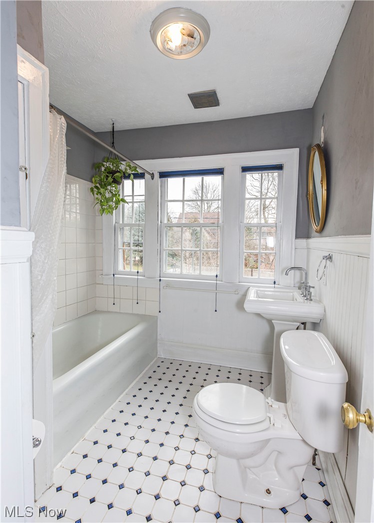 646 Copley Road Akron, OH 44320 - Photo 20 of 32 Full bathroom featuring sink, tiled shower / bath combo, toilet, and tile flooring