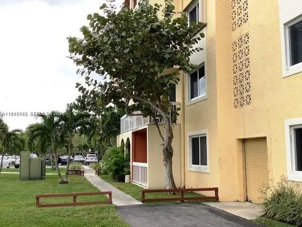 $1,900 | 7910 Camino Real, Unit N412, Miami, FL 33143