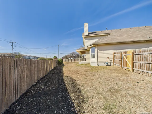 a view of a backyard