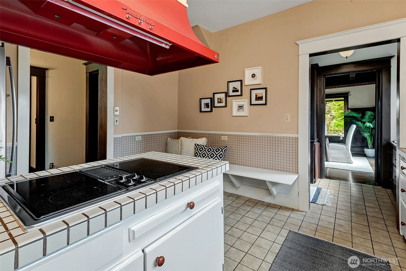 9733 Arrowsmith Avenue South Seattle, WA 98118 - Photo 12 of 39