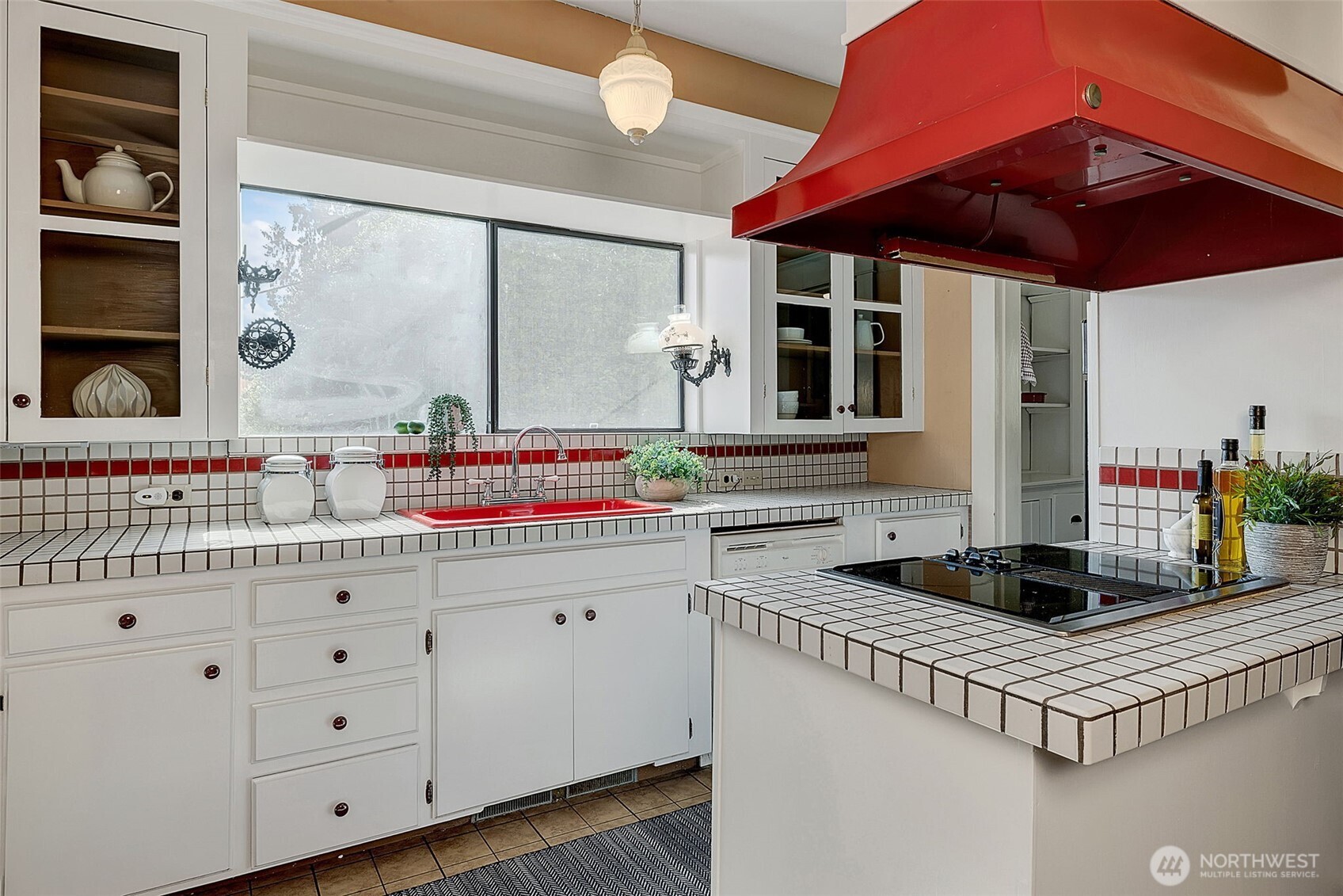 9733 Arrowsmith Avenue South Seattle, WA 98118 - Photo 13 of 39