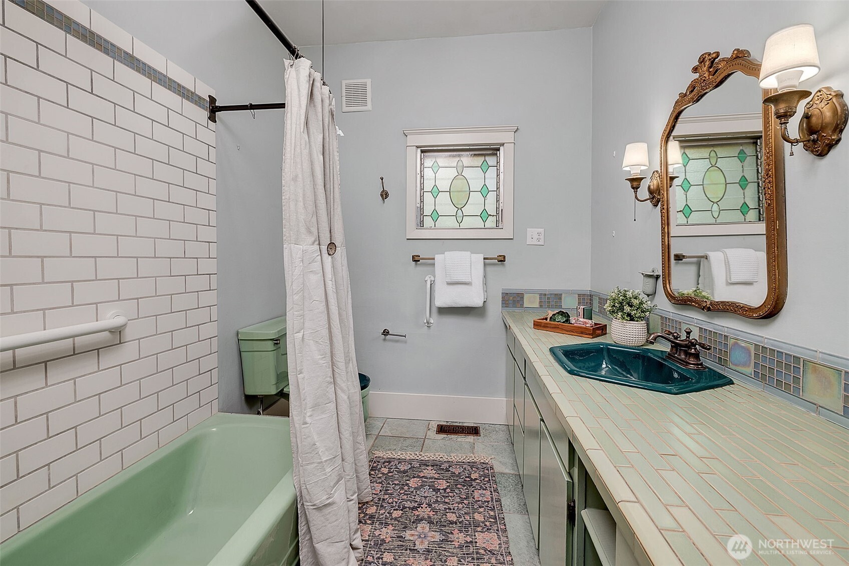 9733 Arrowsmith Avenue South Seattle, WA 98118 - Photo 18 of 39