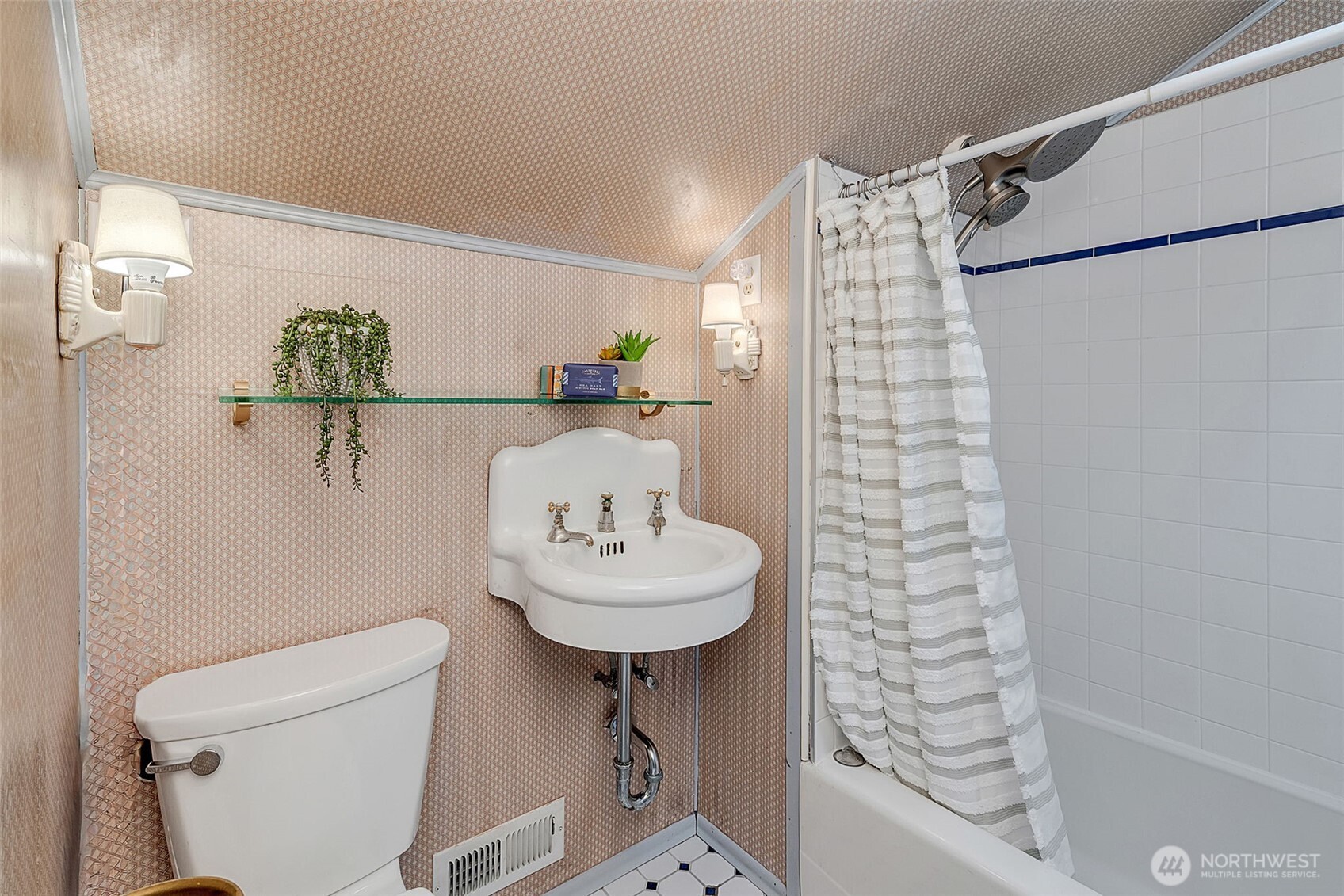 9733 Arrowsmith Avenue South Seattle, WA 98118 - Photo 27 of 39