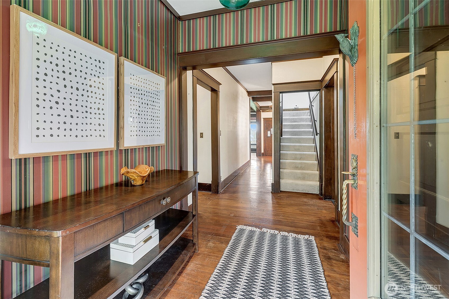 9733 Arrowsmith Avenue South Seattle, WA 98118 - Photo 3 of 39