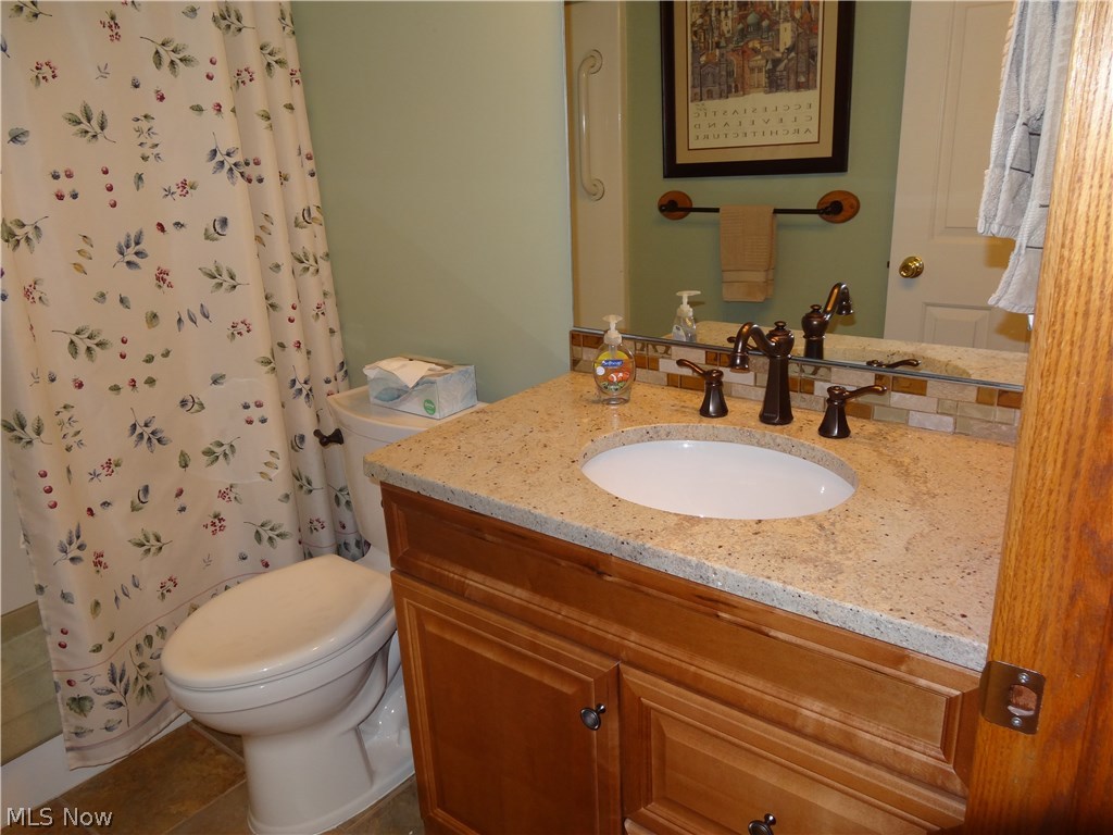 126 Chimney Ridge Chardon, OH 44024 - Photo 10 of 34 First Floor Guest Bath