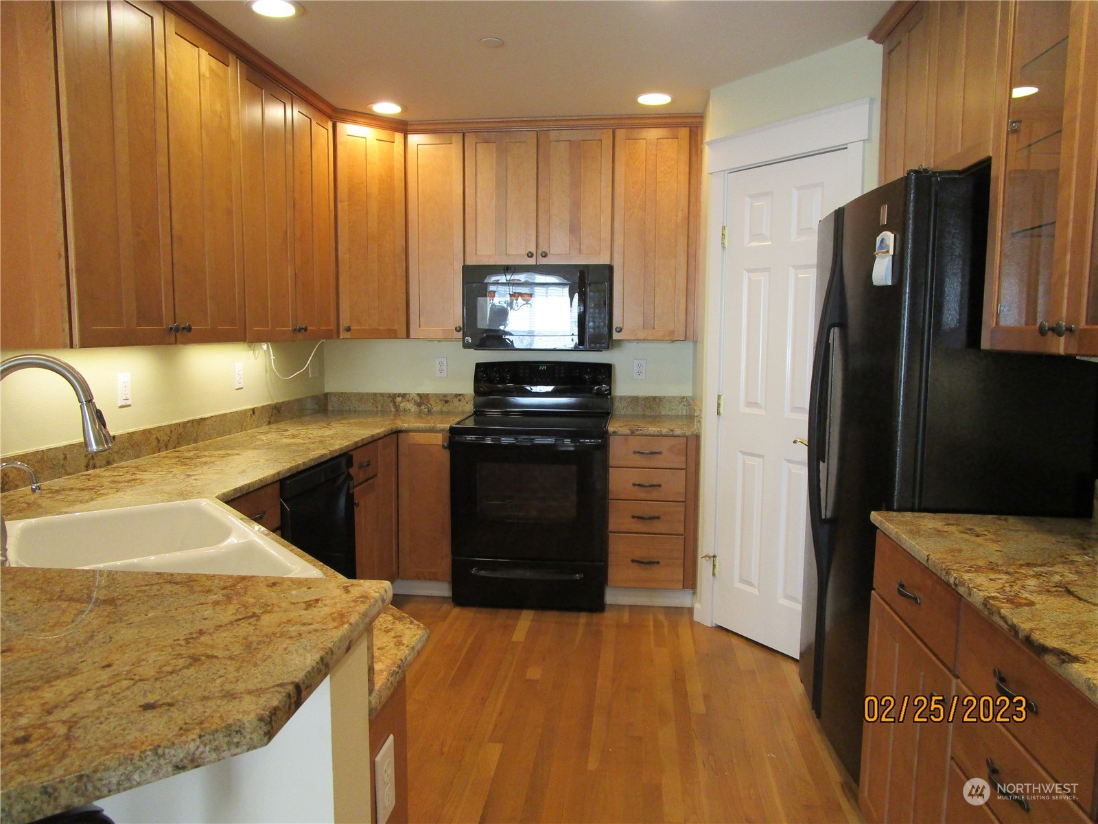 160 East Soderberg Road, Unit E15 Allyn, WA 98524 - Photo 15 of 33 a kitchen with stainless steel appliances granite countertop a stove a refrigerator and a sink