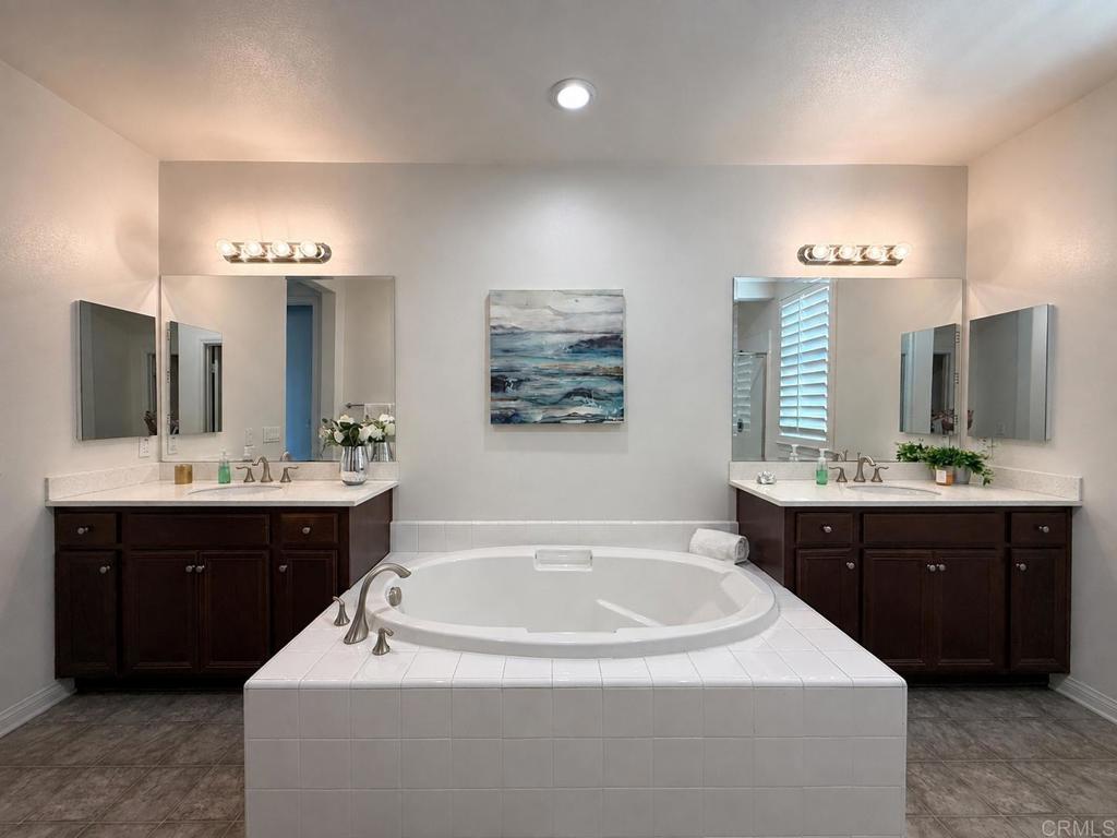 31699 Country View Road Temecula, CA 92591 - Photo 21 of 41 Master Bath w Tub