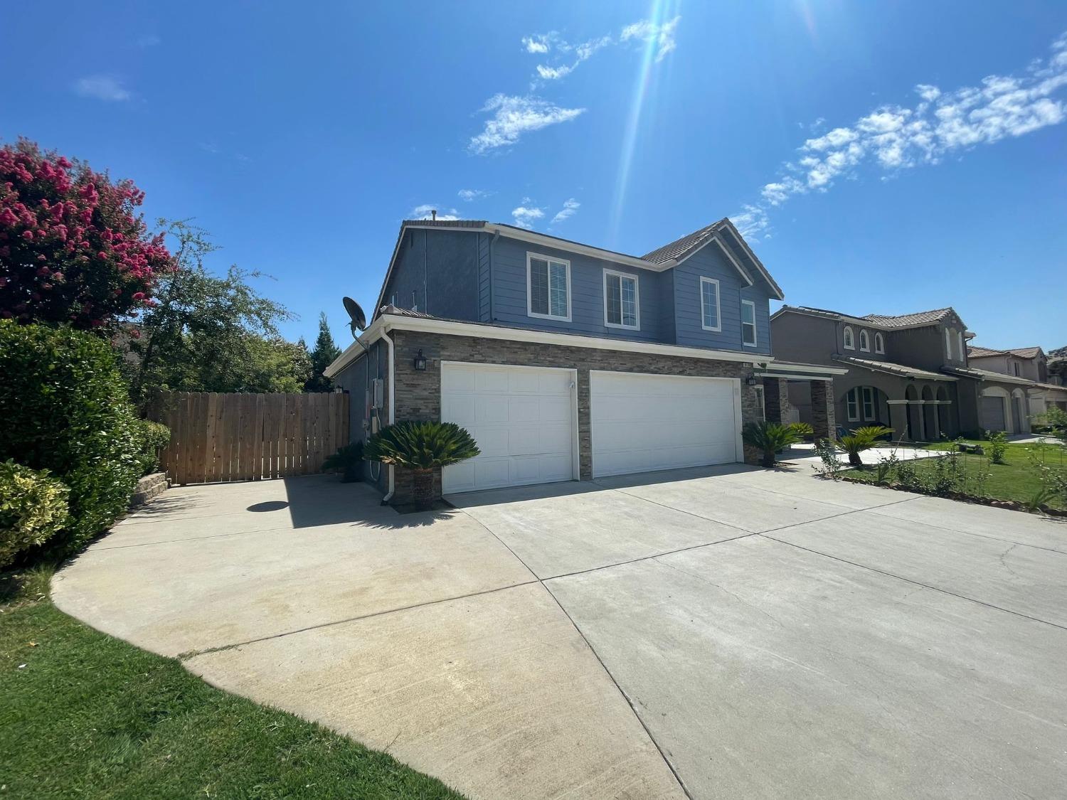 3123 Burgan Avenue Clovis, CA 93611 - Photo 3 of 26 a view of a house with a patio
