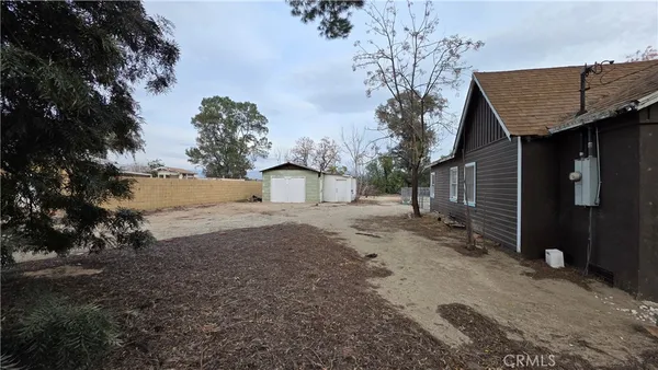 a view of a backyard