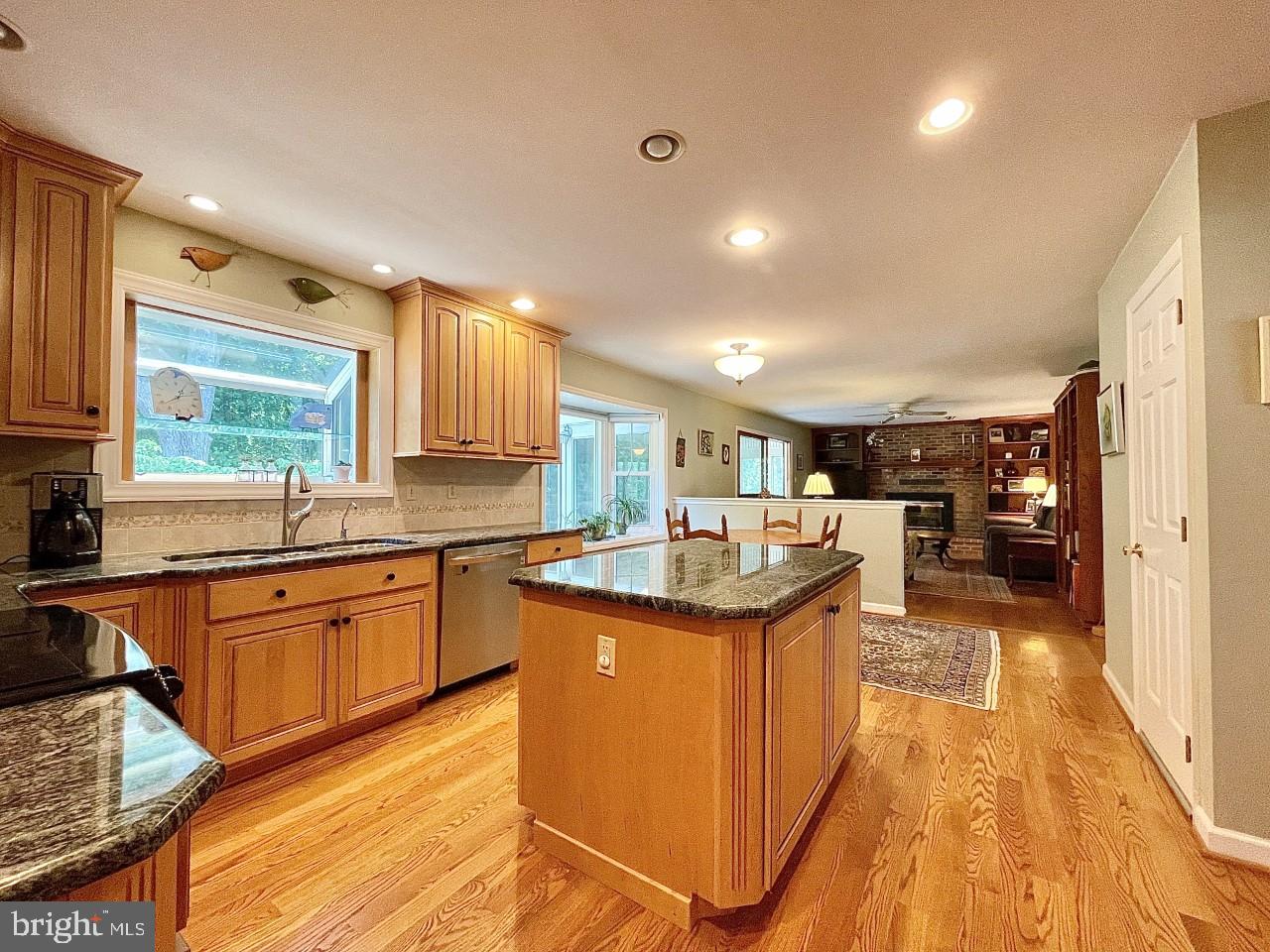 26 Raphael Road Hockessin, DE 19707 - Photo 6 of 28 Garden Window, Bay Window & Open to Family Room