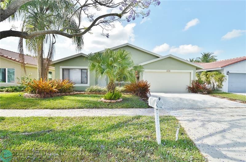 Beautiful 3/2 in the quiet neighborhood of Parkwood Isle, centrally located near I-595, Ft. Lauderdale Airport, Sawgrass Mills Mall and fine dining!