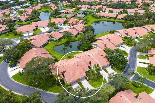 $419,500 | 4033 Wilshire Circle East, Unit 139, Sarasota, FL 34233