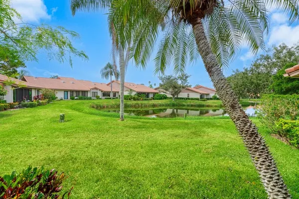 $419,500 | 4033 Wilshire Circle East, Unit 139, Sarasota, FL 34233