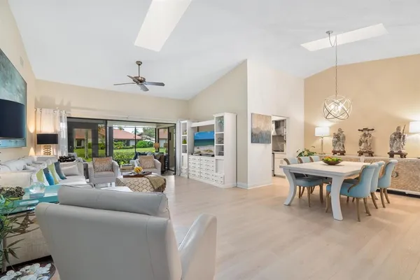$419,500 | 4033 Wilshire Circle East, Unit 139, Sarasota, FL 34233