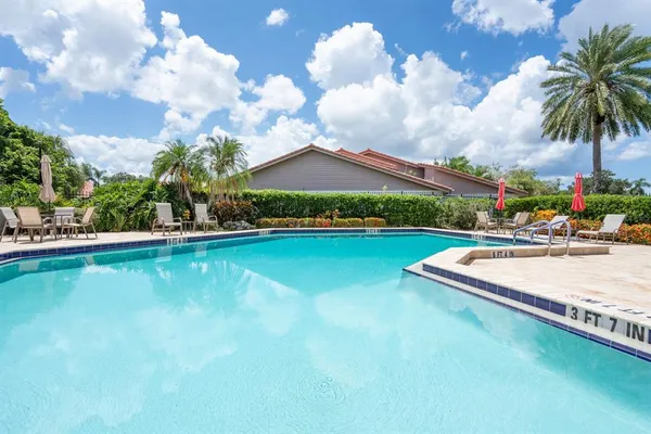 $419,500 | 4033 Wilshire Circle East, Unit 139, Sarasota, FL 34233